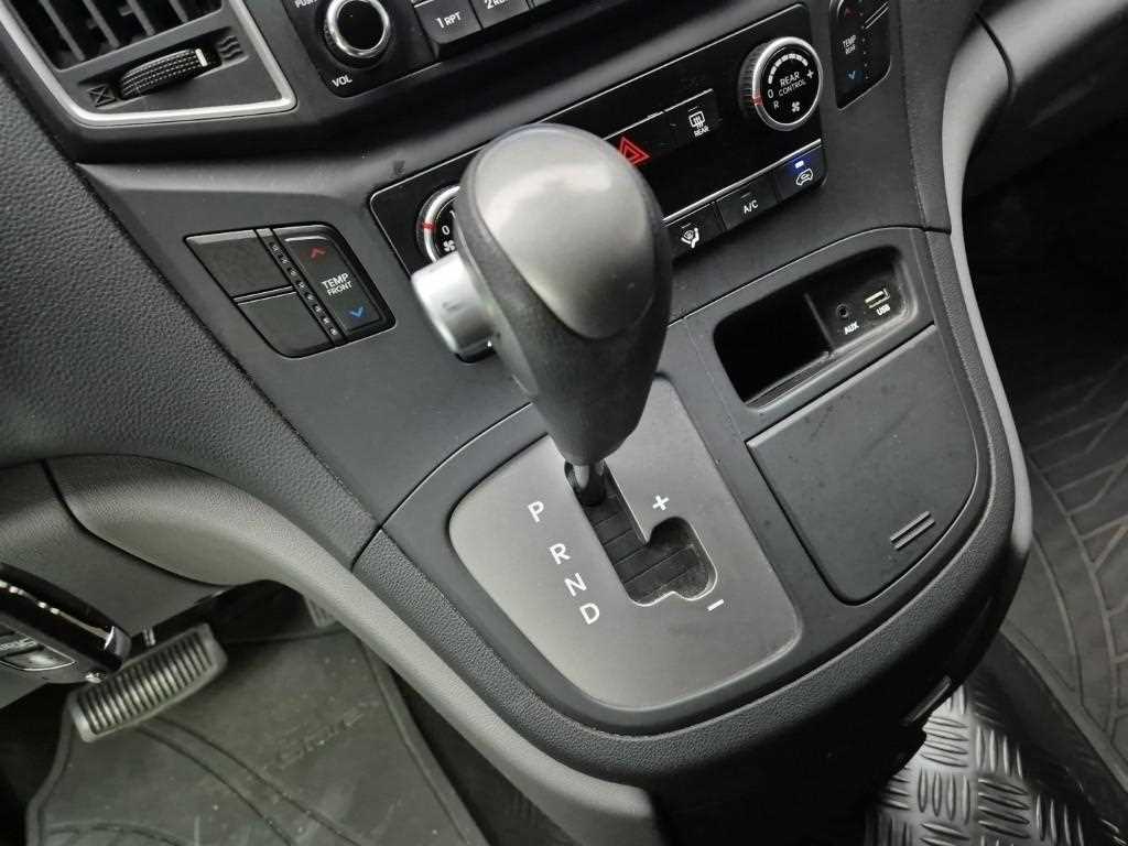 HYUNDAI Starex - Vista 8