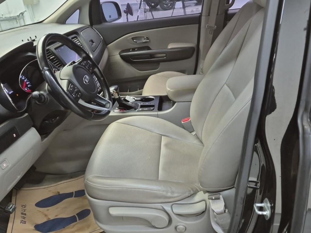 KIA Carnival - Vista 11