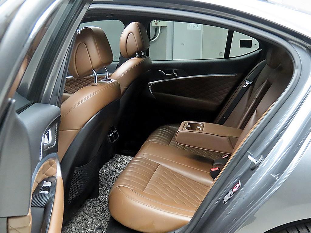 Genesis G70 - Vista 6