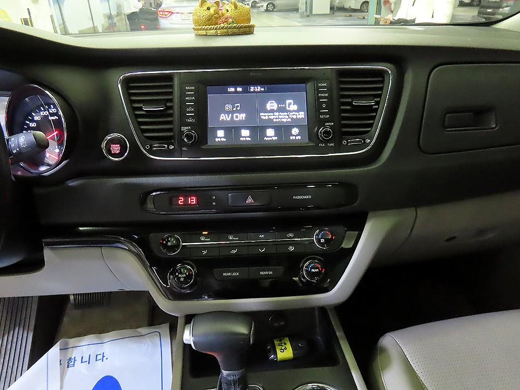 KIA Carnival - Vista 12