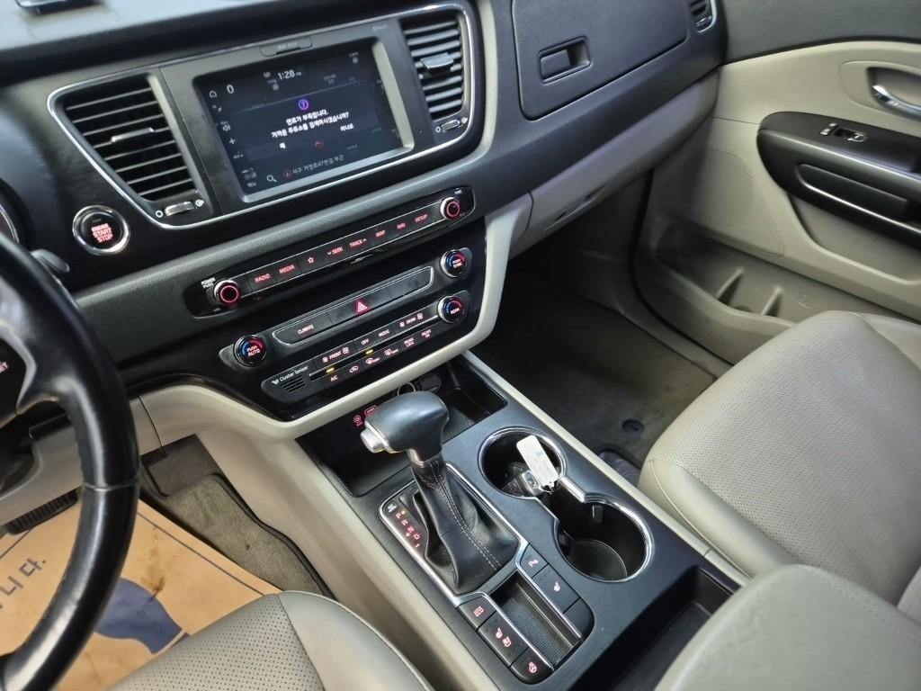 KIA Carnival - Vista 10