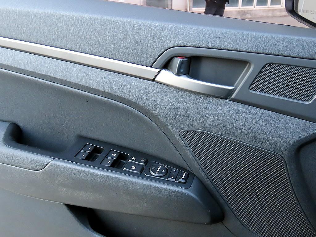 HYUNDAI Avante - Vista 11