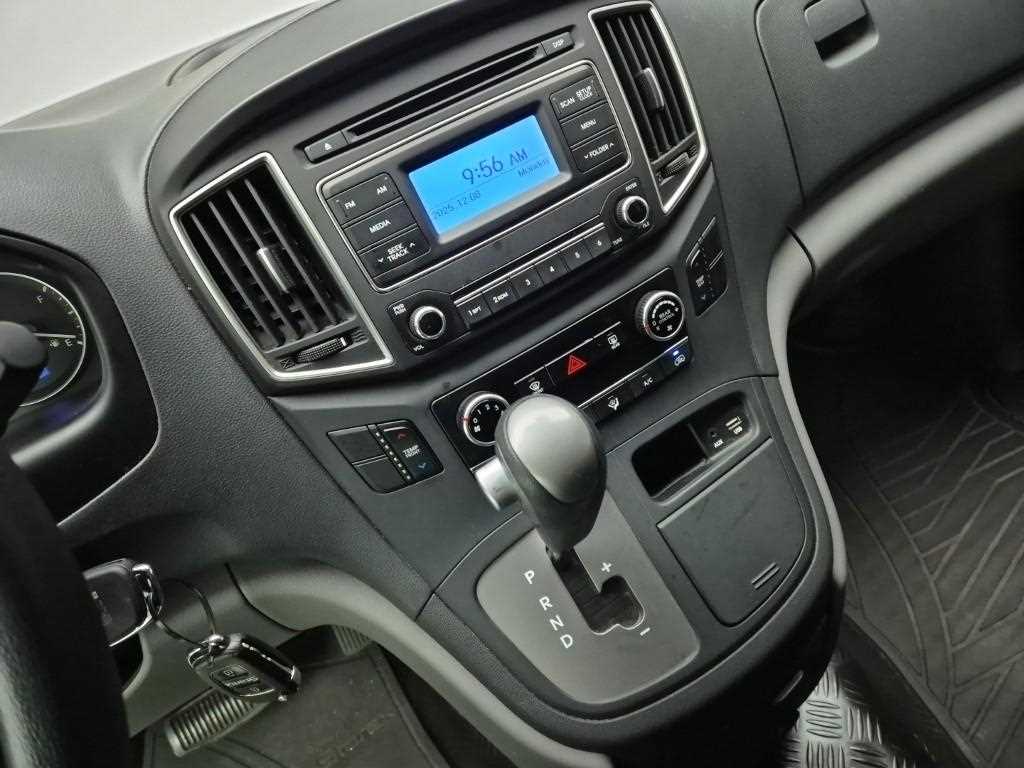 HYUNDAI Starex - Vista 10