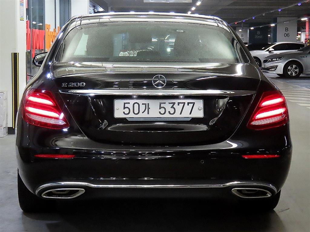 Mercedes Benz E class - Vista 5