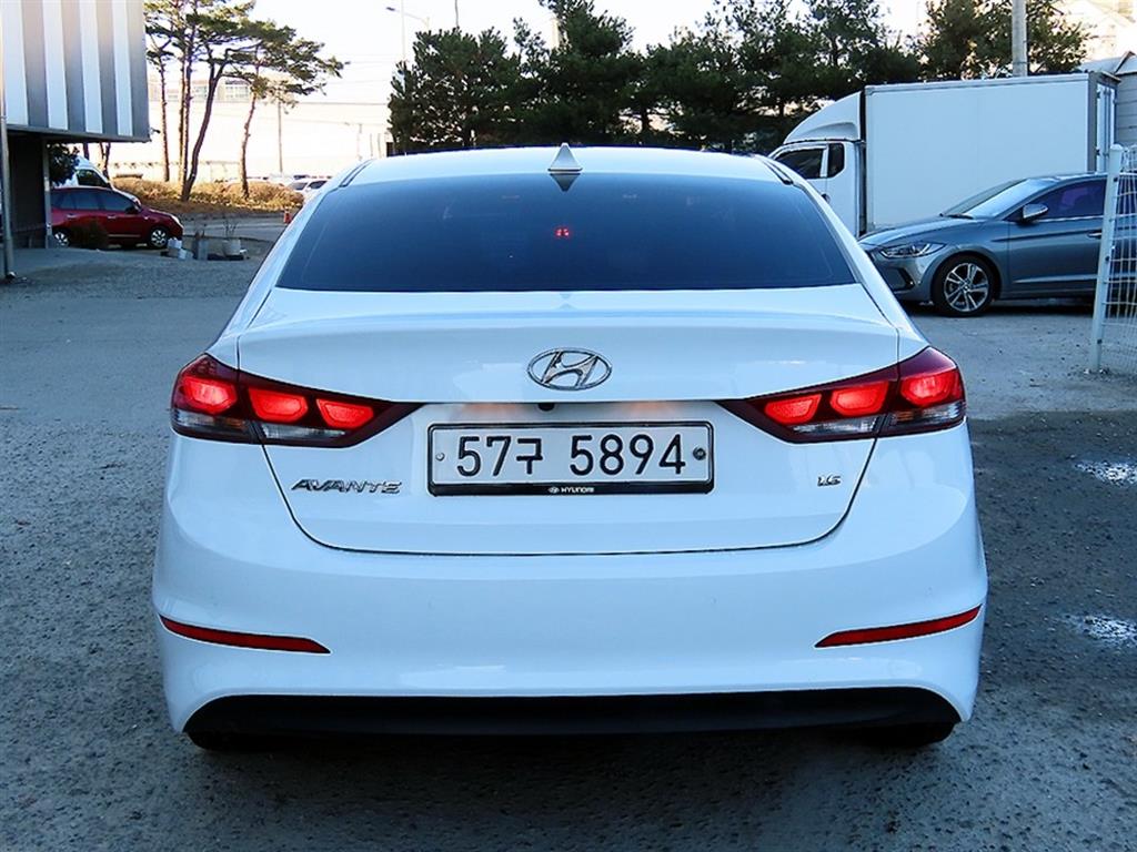 HYUNDAI Avante - Vista 4