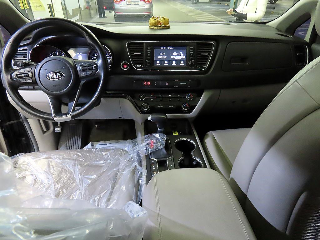 KIA Carnival - Vista 11