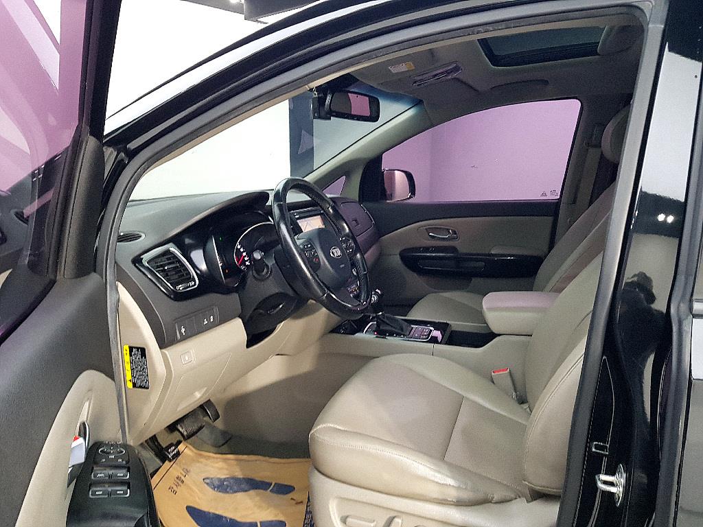 KIA Carnival - Vista 8