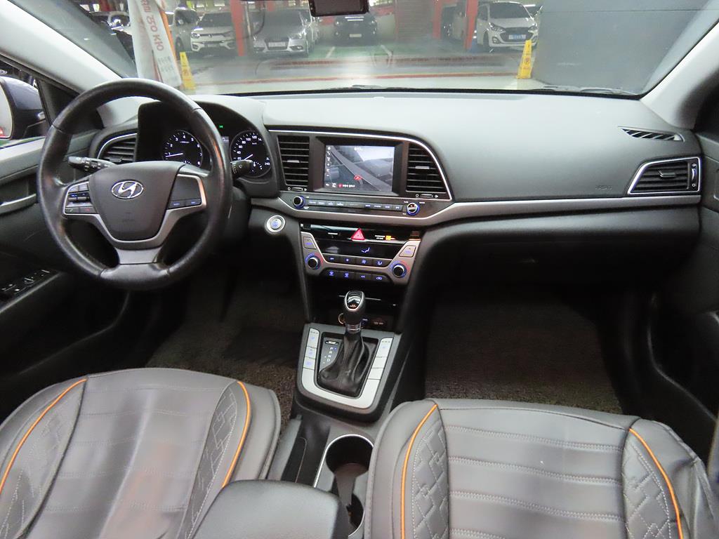 HYUNDAI Avante - Vista 5