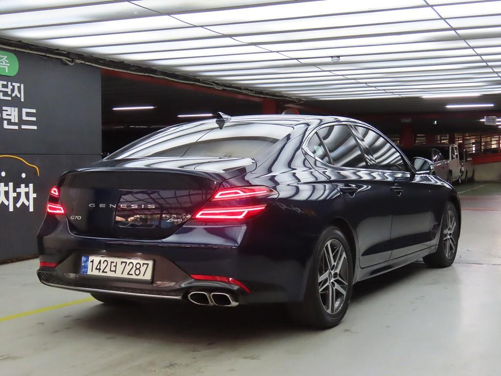 Genesis G70 - Vista 4