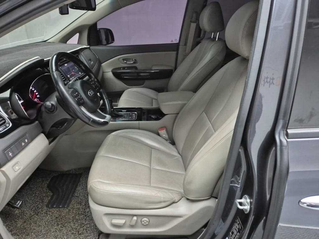 KIA Carnival - Vista 11