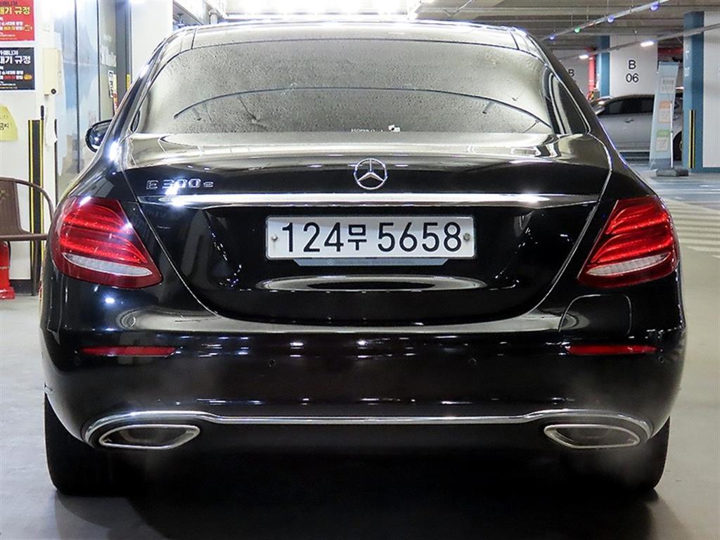 Mercedes Benz E class - Vista 5