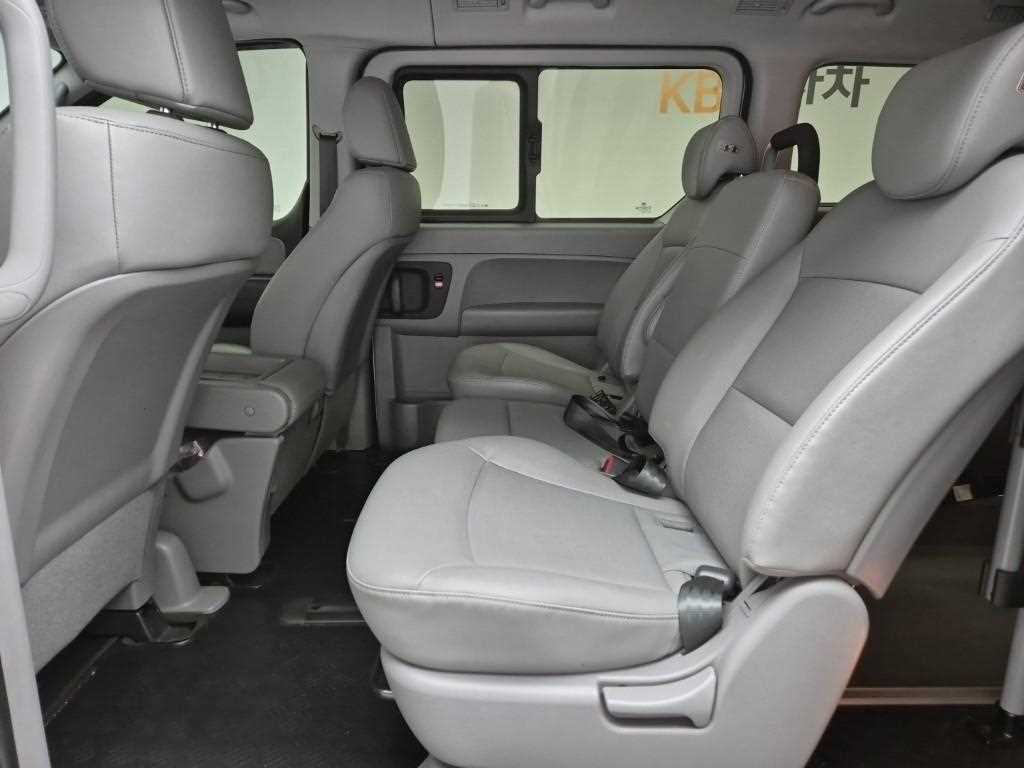 HYUNDAI Starex - Vista 12