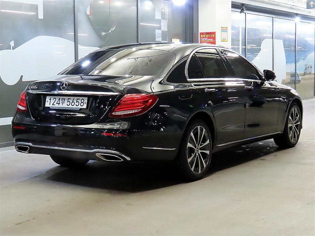 Mercedes Benz E class - Vista 4