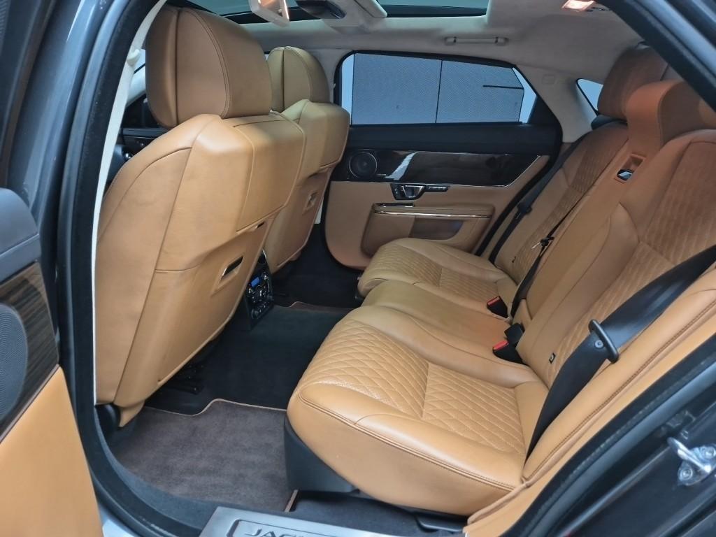 Jaguar XJ - Vista 12