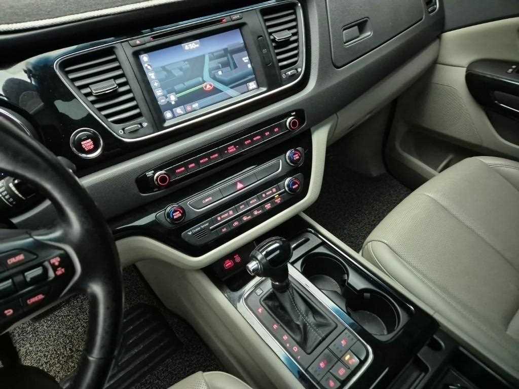 KIA Carnival - Vista 10