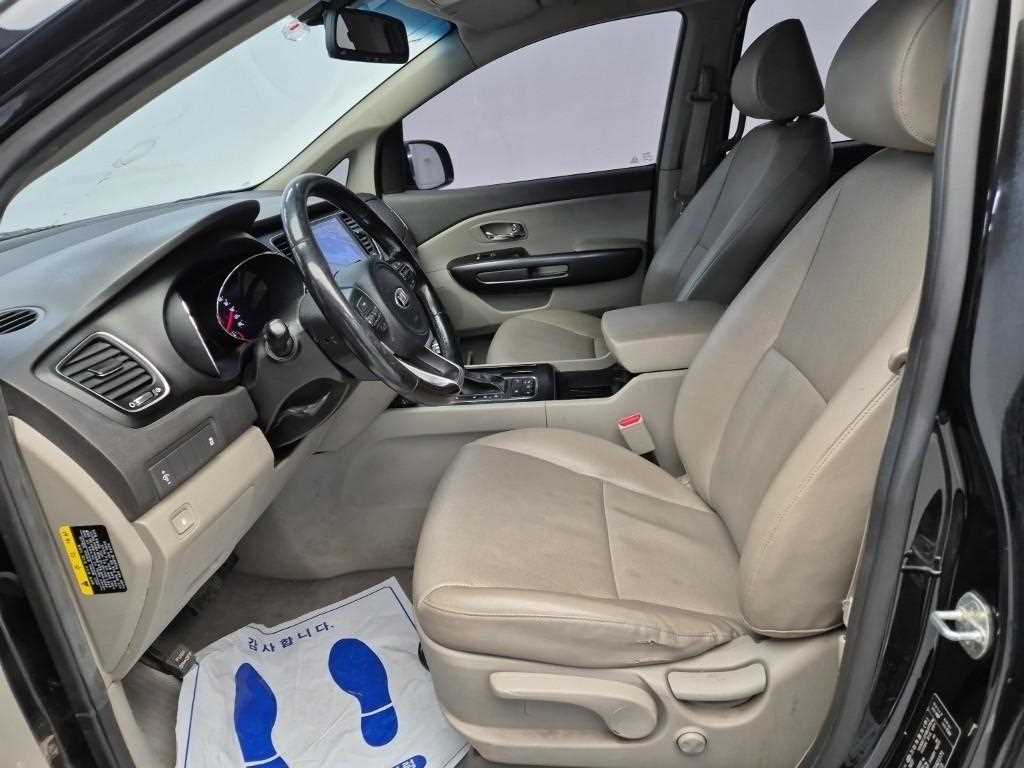 KIA Carnival - Vista 11