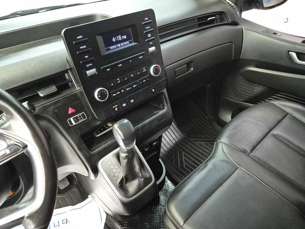 HYUNDAI Staria - Vista 10