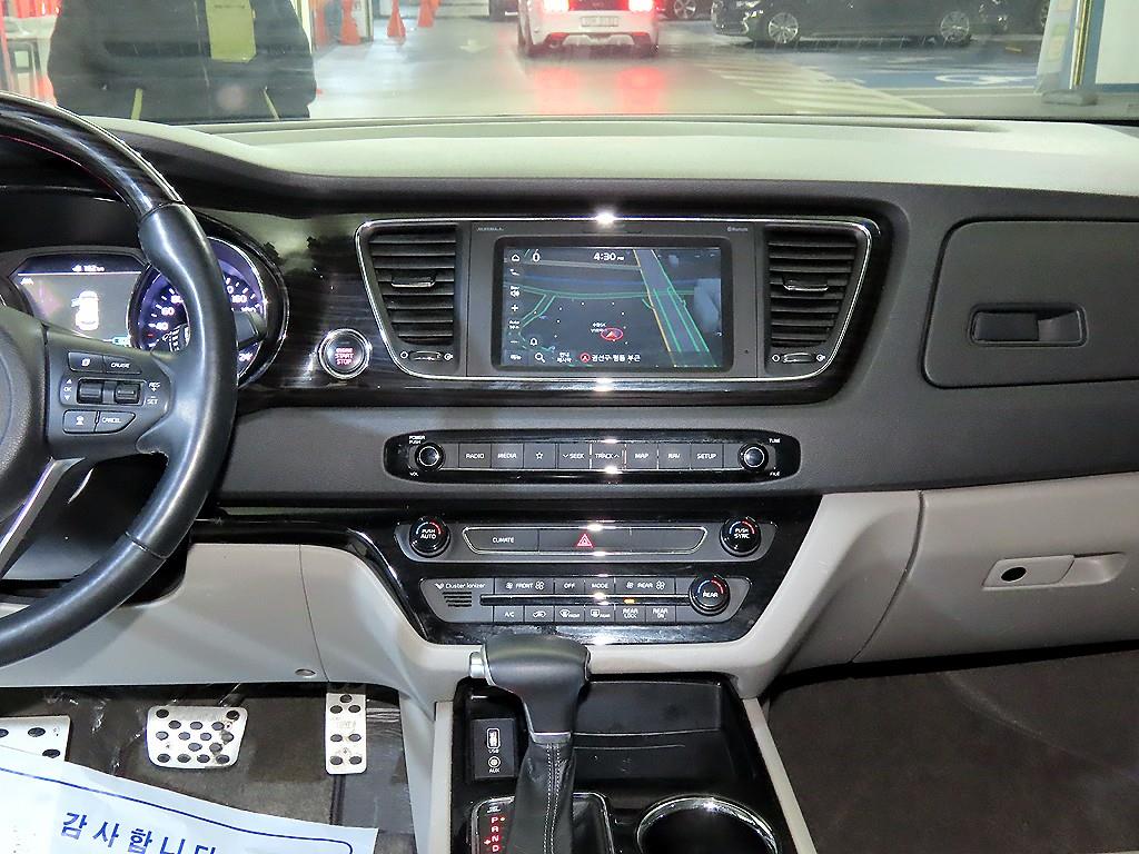 KIA Carnival - Vista 11