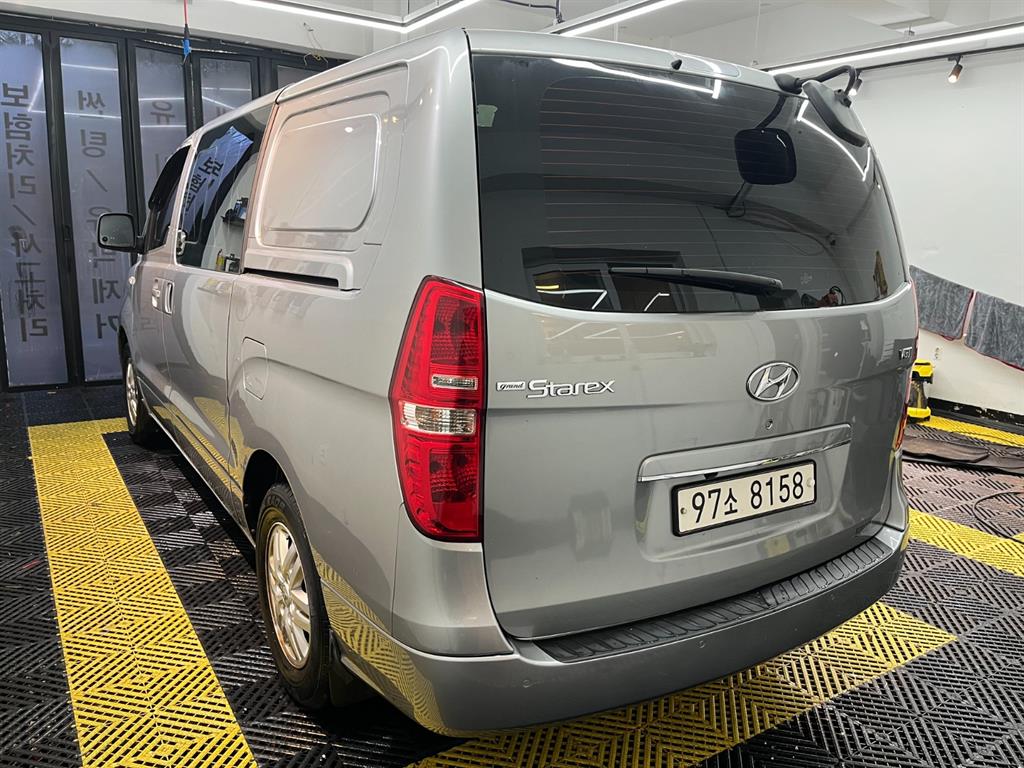 HYUNDAI Starex - Vista 5