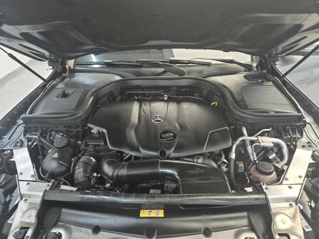 Mercedes Benz GLC Class - Vista 5