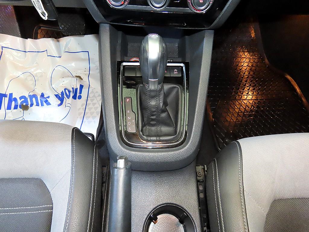 Volkswagen Jetta - Vista 12