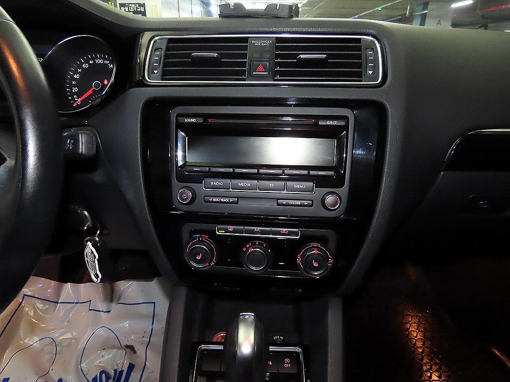 Volkswagen Jetta - Vista 11