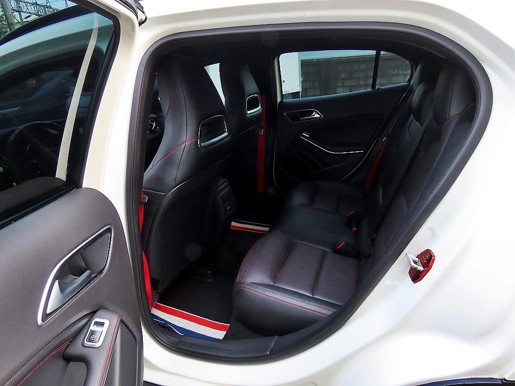 Mercedes Benz GLA Class - Vista 6