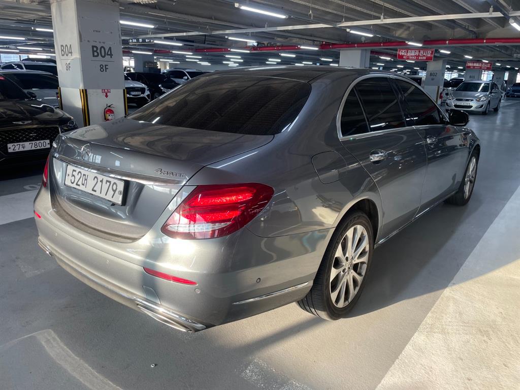 Mercedes Benz E class - Vista 5