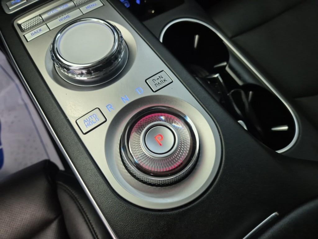 Genesis GV70 - Vista 8