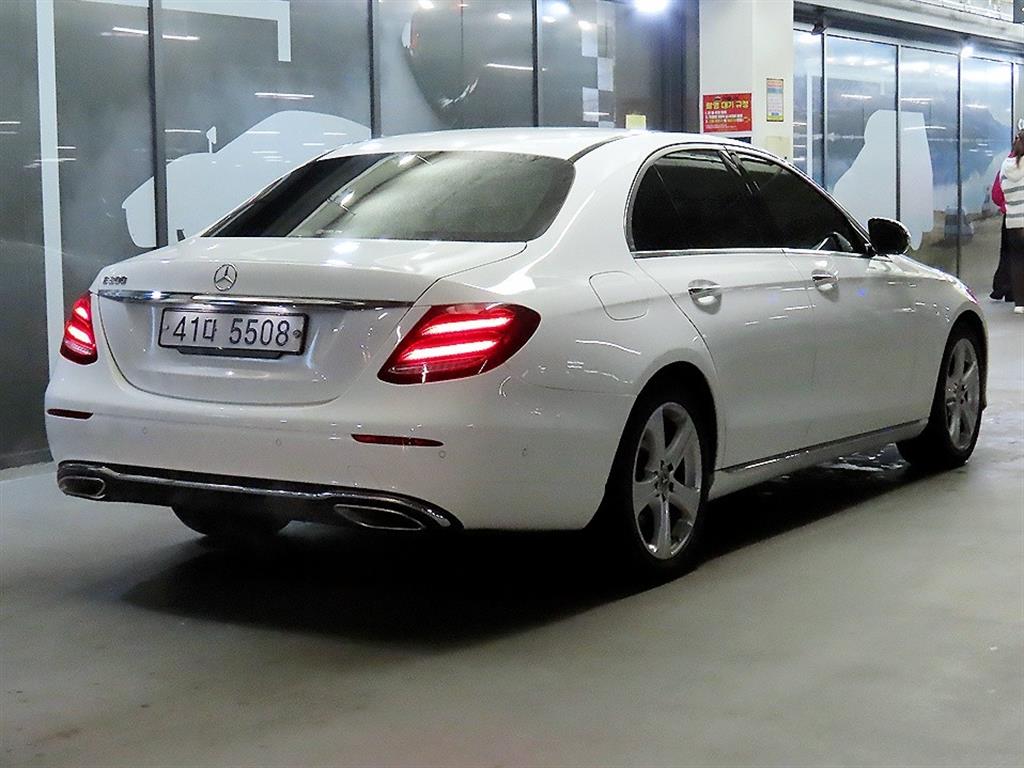 Mercedes Benz E class - Vista 4