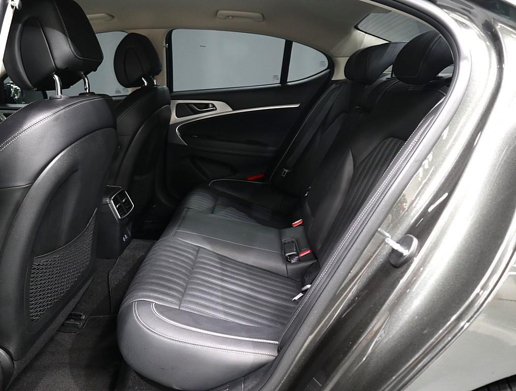 Genesis G70 - Vista 10