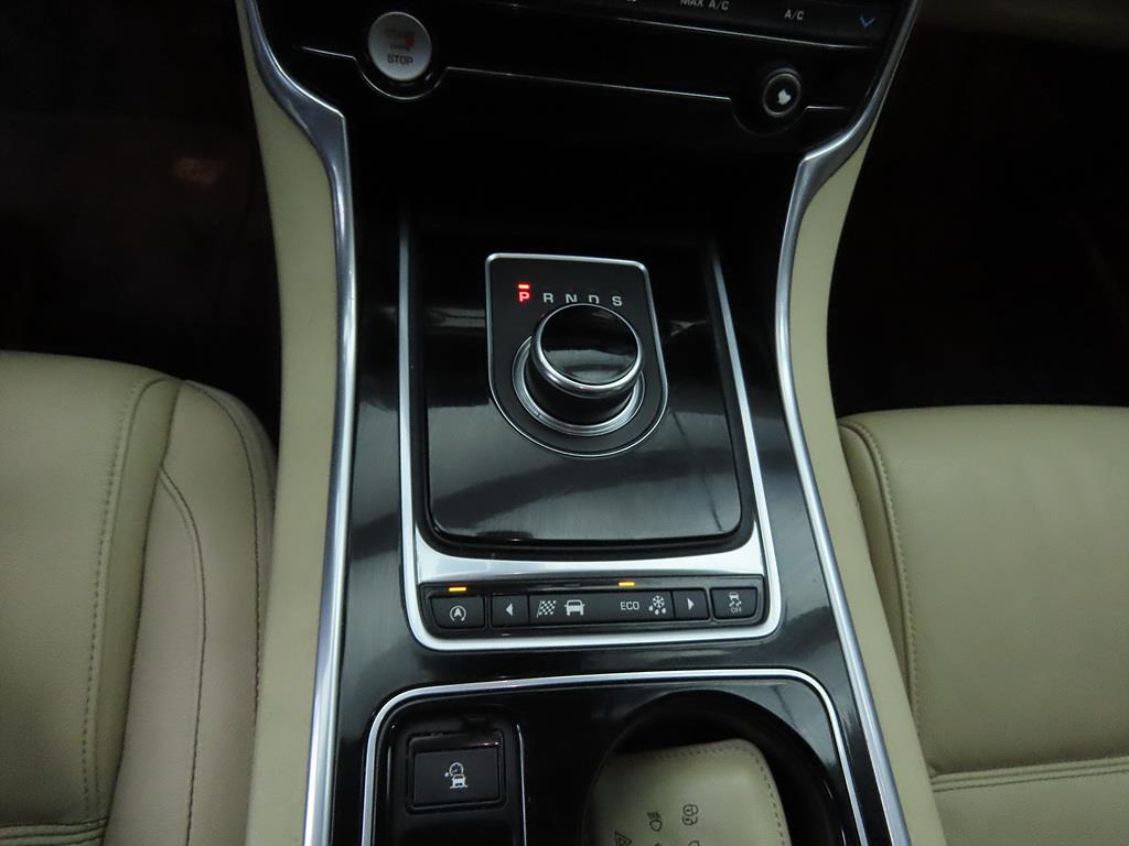 Jaguar XE - Vista 11