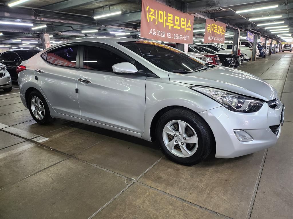 HYUNDAI Avante - Vista 5