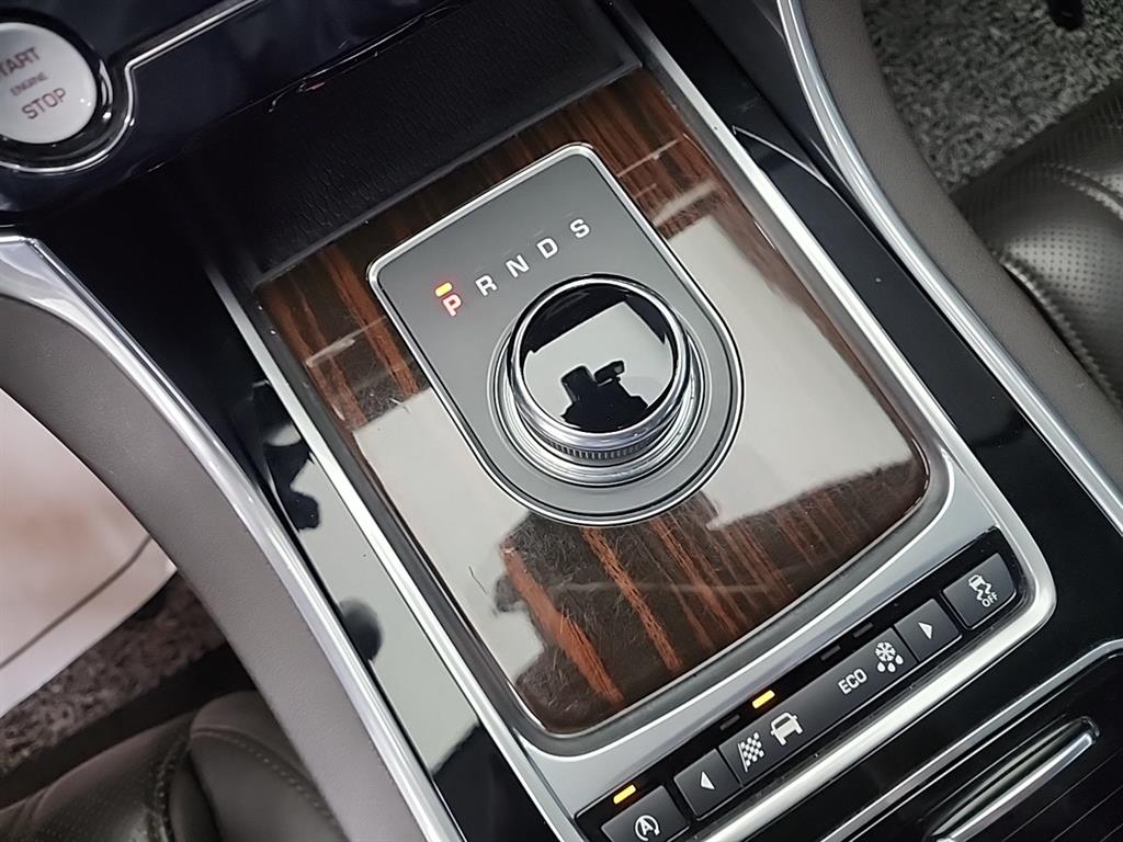 Jaguar XF - Vista 11