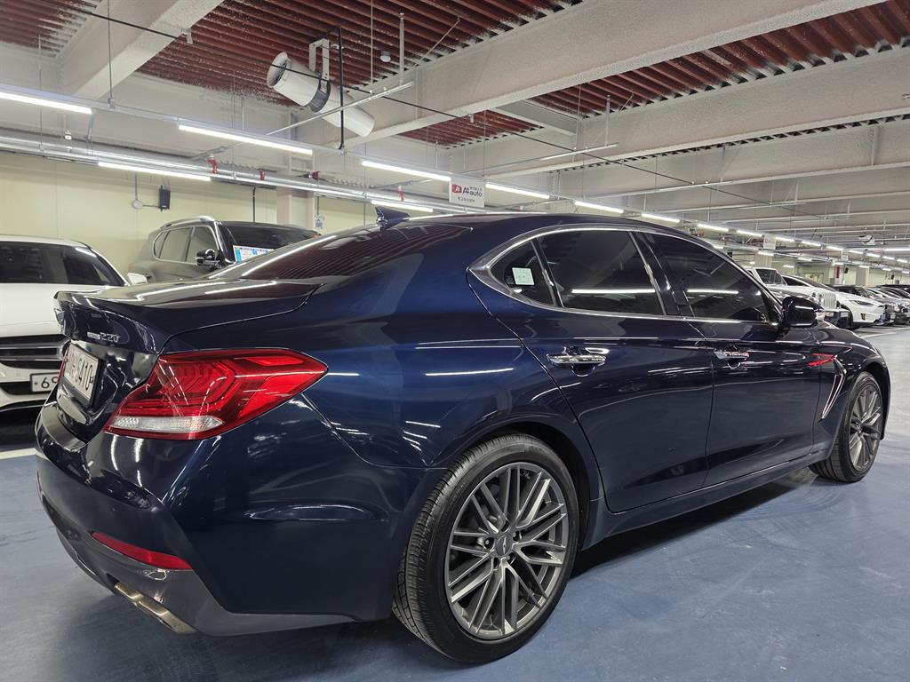 Genesis G70 - Vista 4