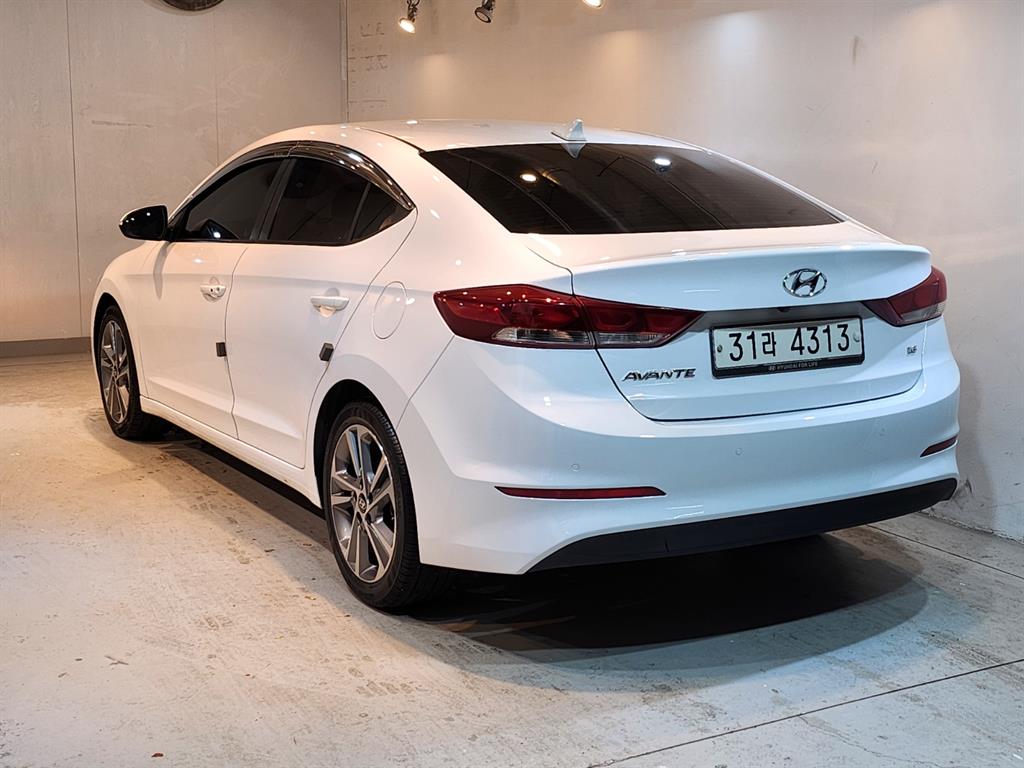 HYUNDAI Avante - Vista 4