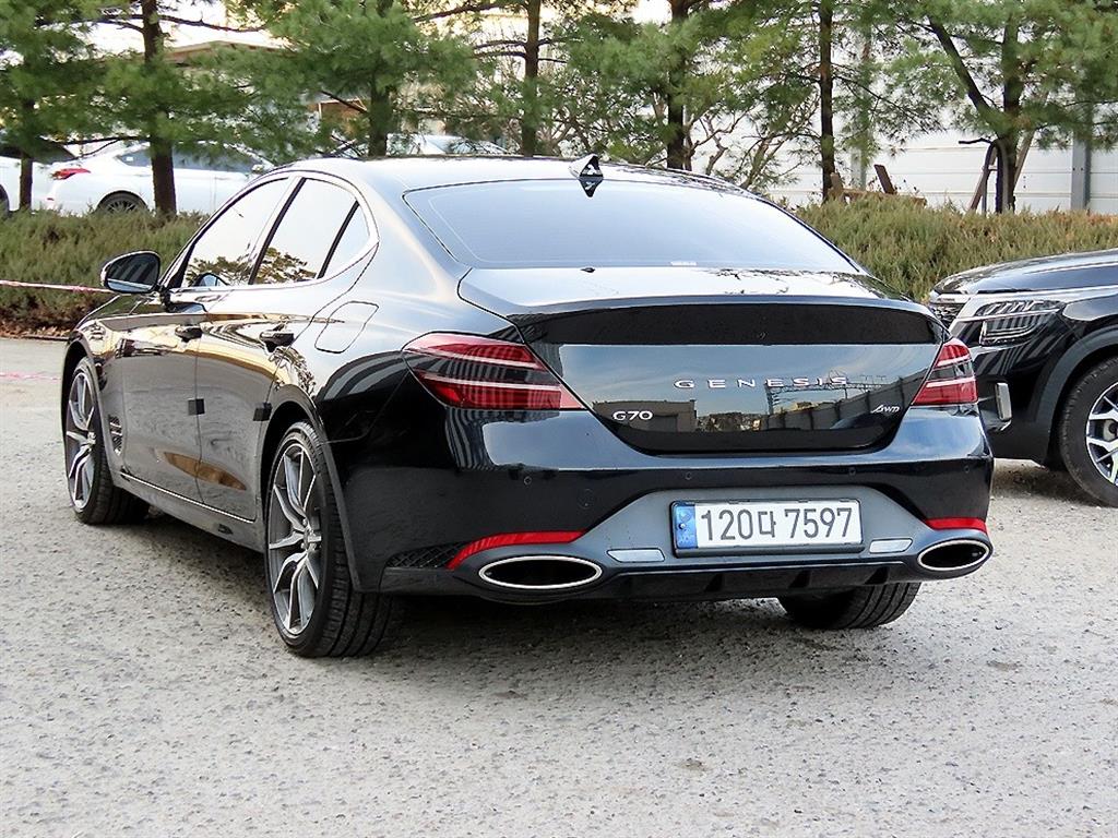 Genesis G70 - Vista 3