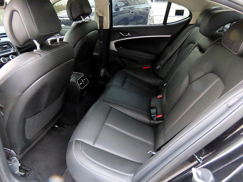 Genesis G70 - Vista 6