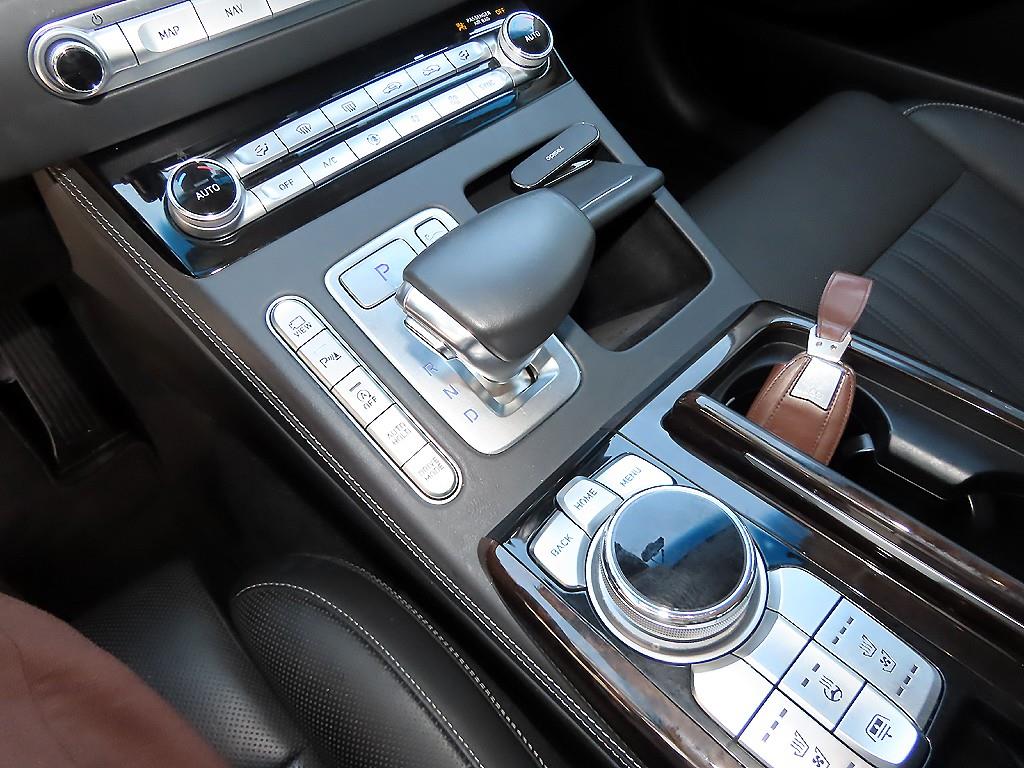 Genesis G90 - Vista 10