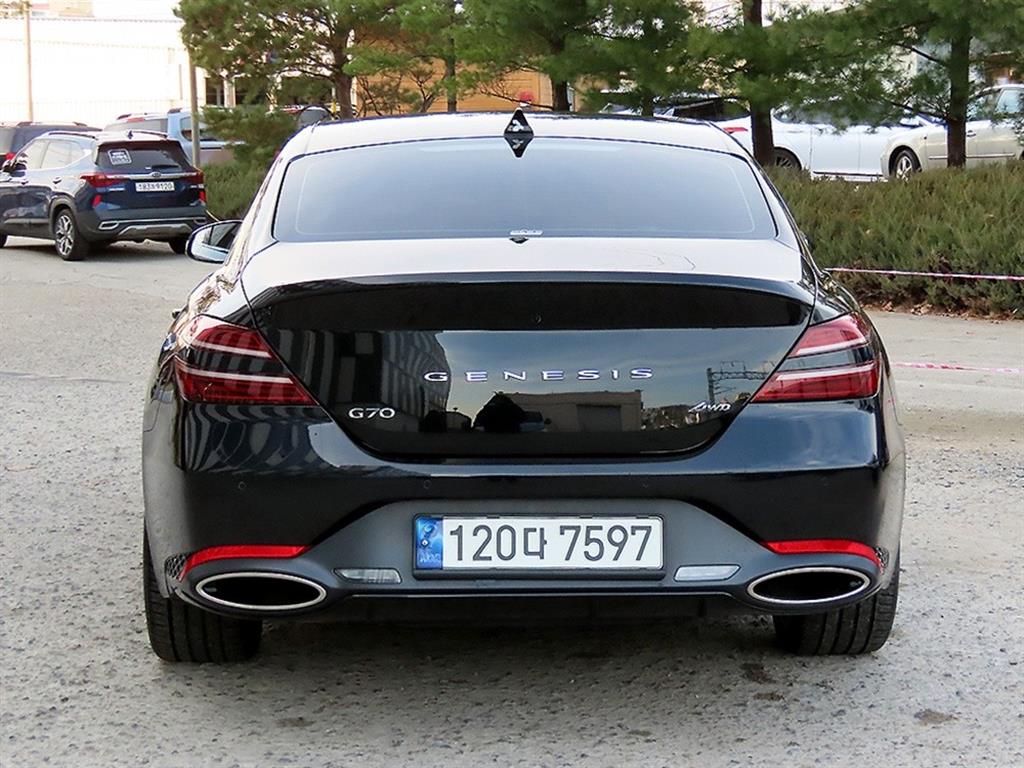 Genesis G70 - Vista 4