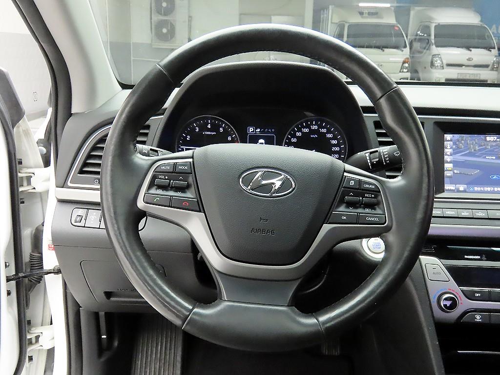 HYUNDAI Avante - Vista 7