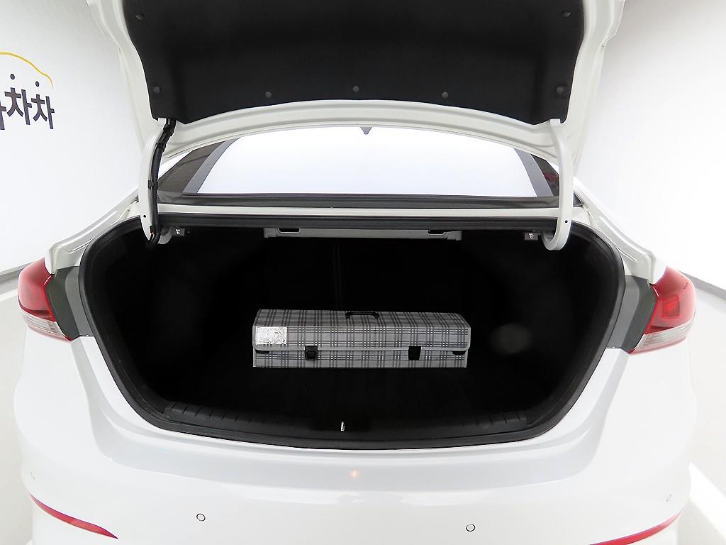 HYUNDAI Avante - Vista 5