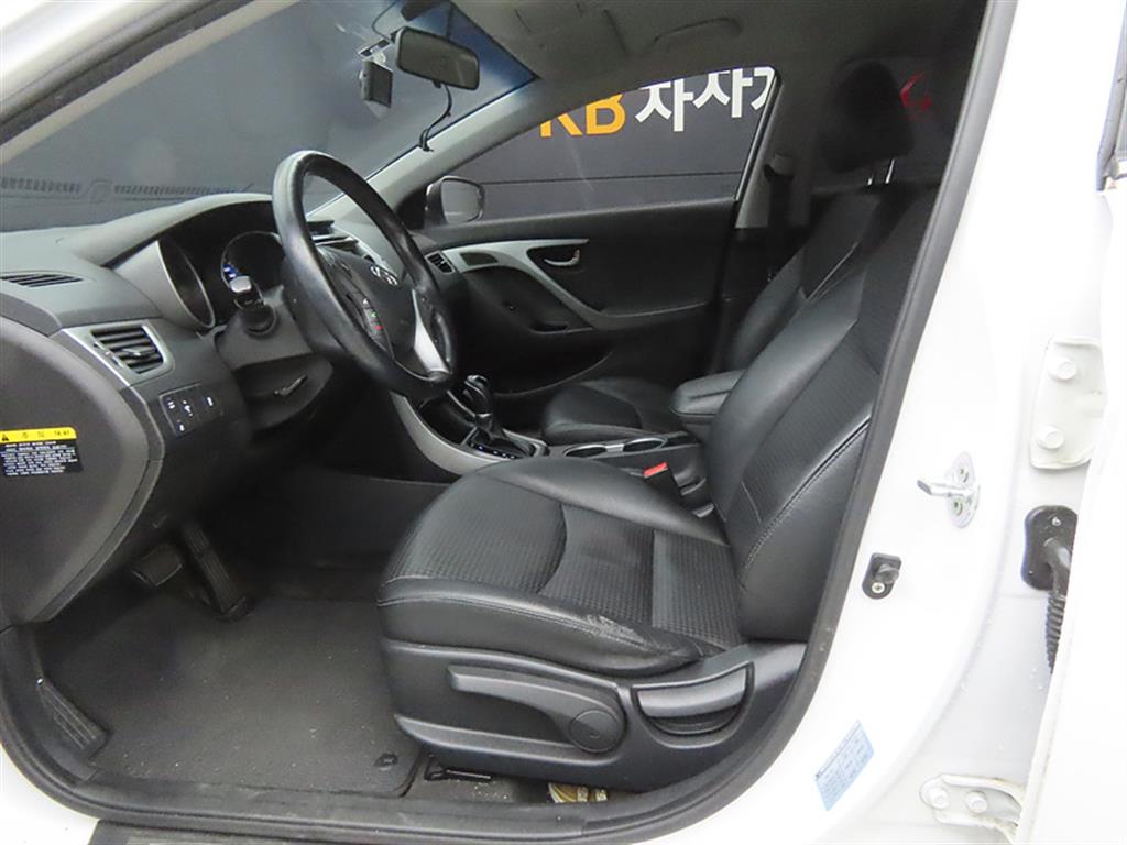 HYUNDAI Avante - Vista 5