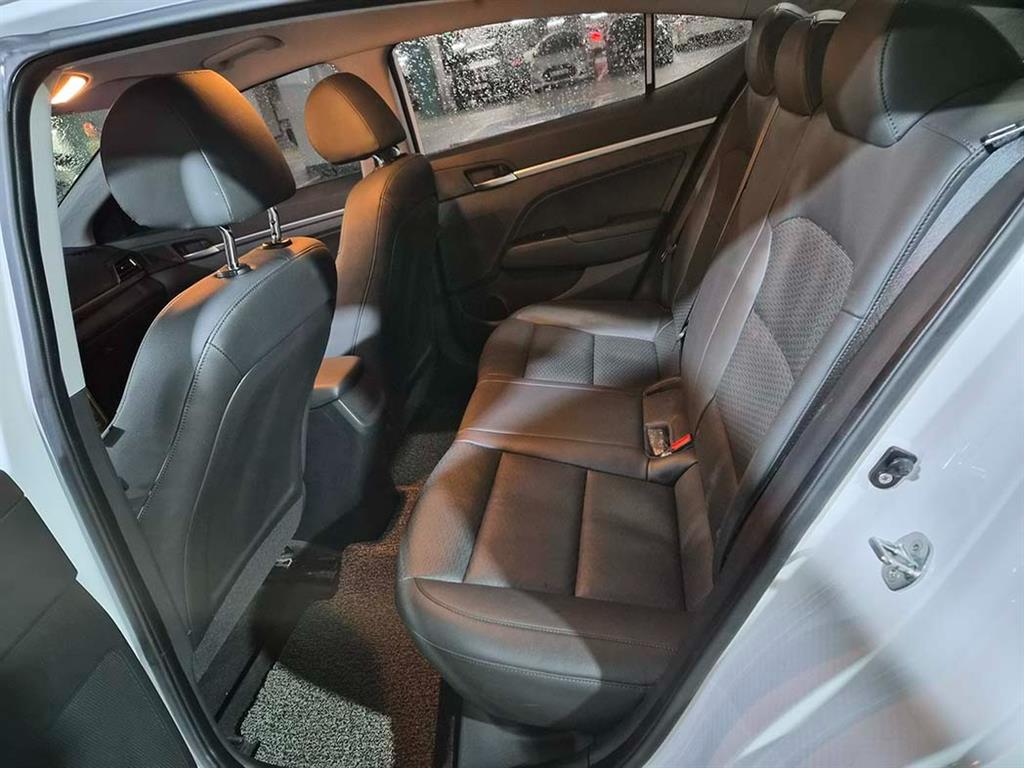 HYUNDAI Avante - Vista 7