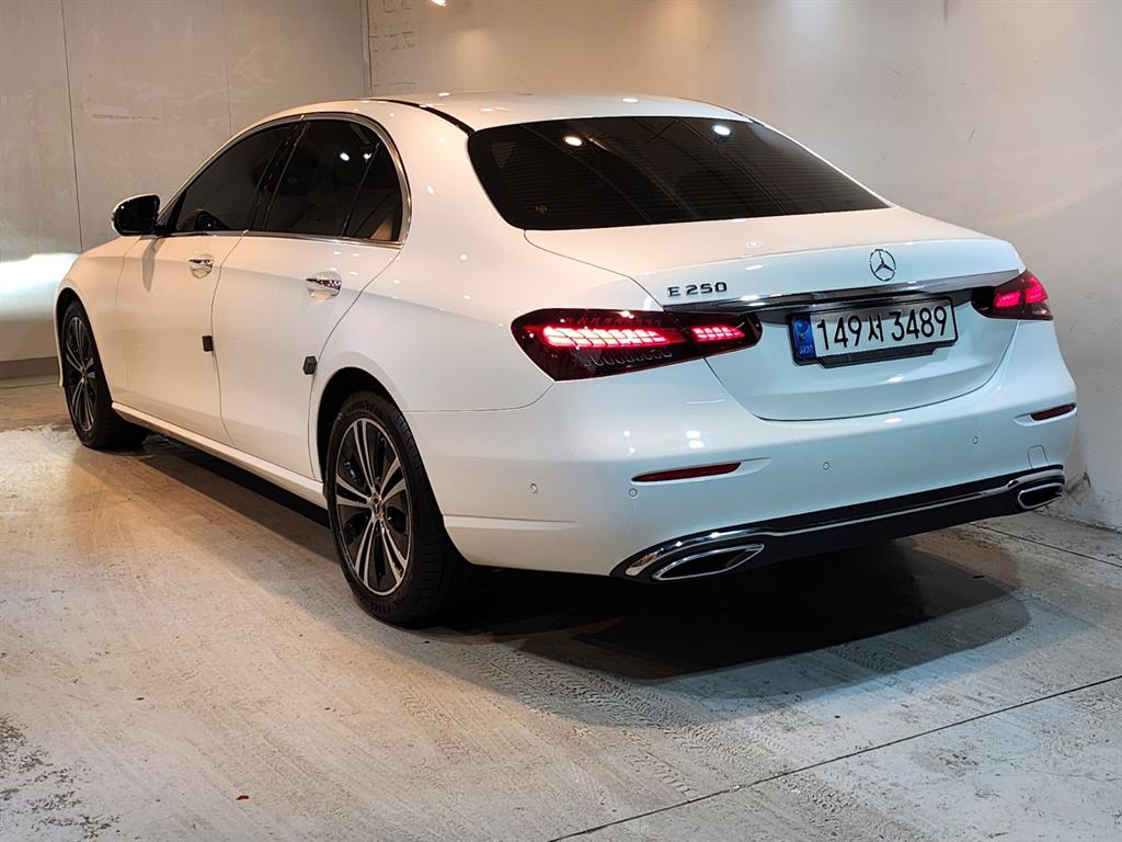 Mercedes Benz E class - Vista 4