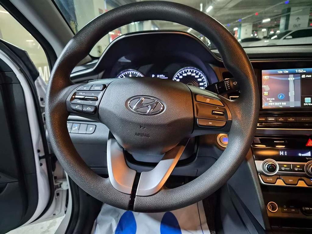 HYUNDAI Avante - Vista 9