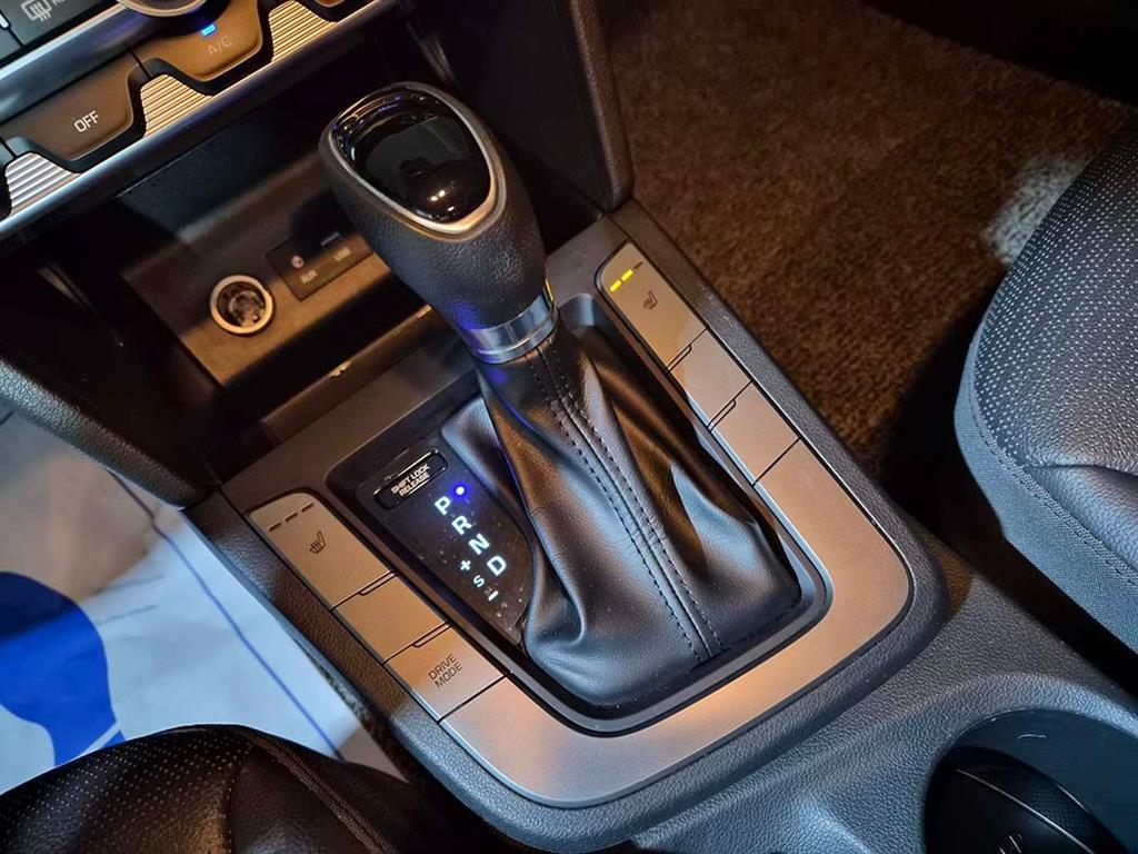 HYUNDAI Avante - Vista 10