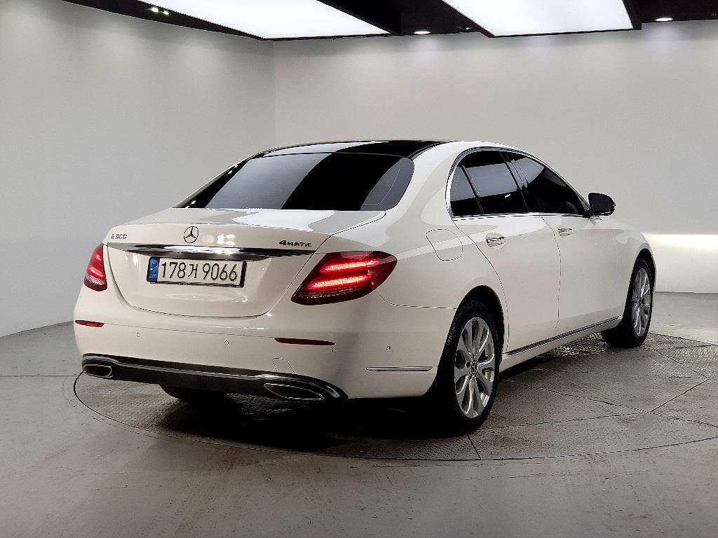 Mercedes Benz E class - Vista 4