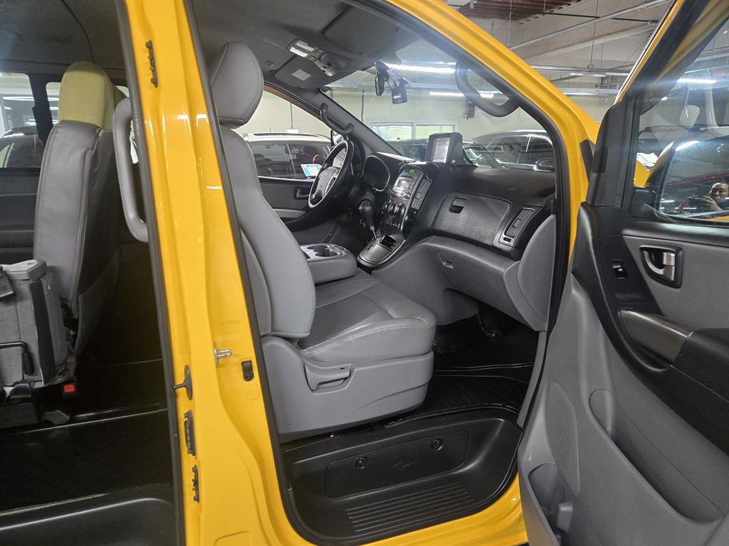 HYUNDAI Starex - Vista 8