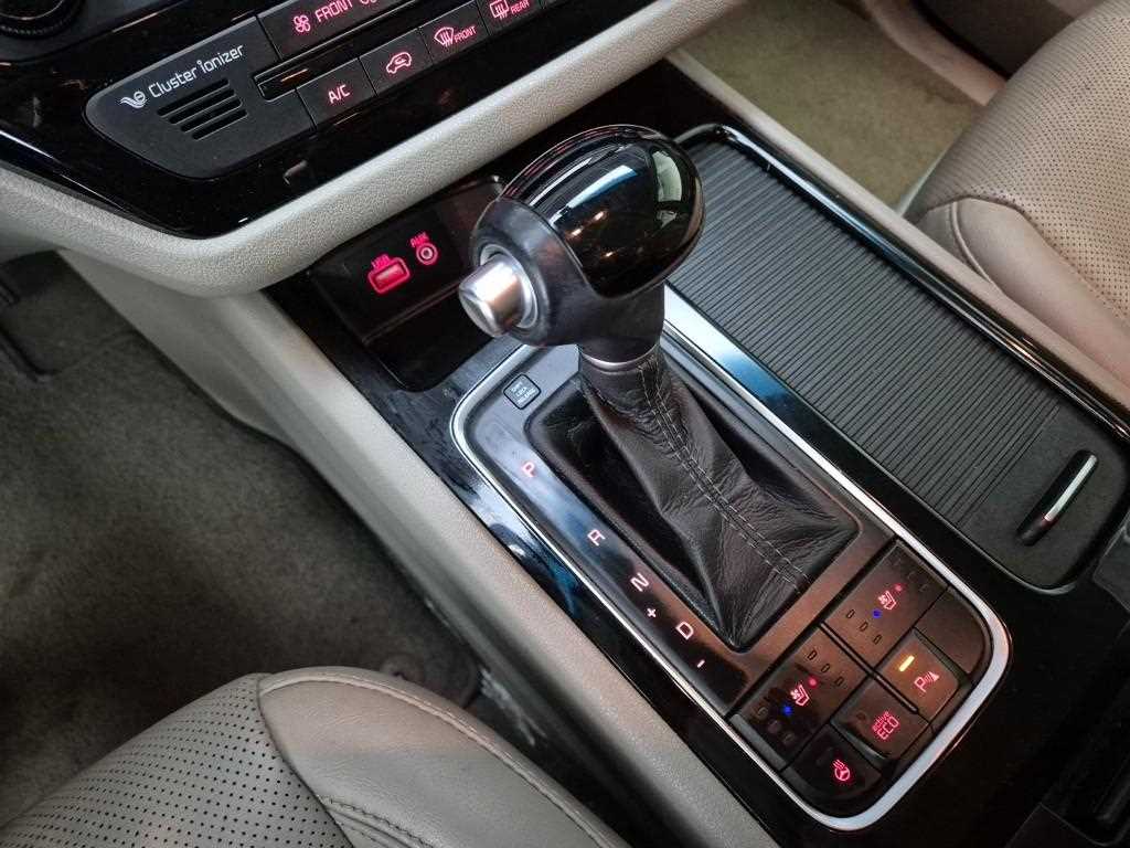 KIA Carnival - Vista 12